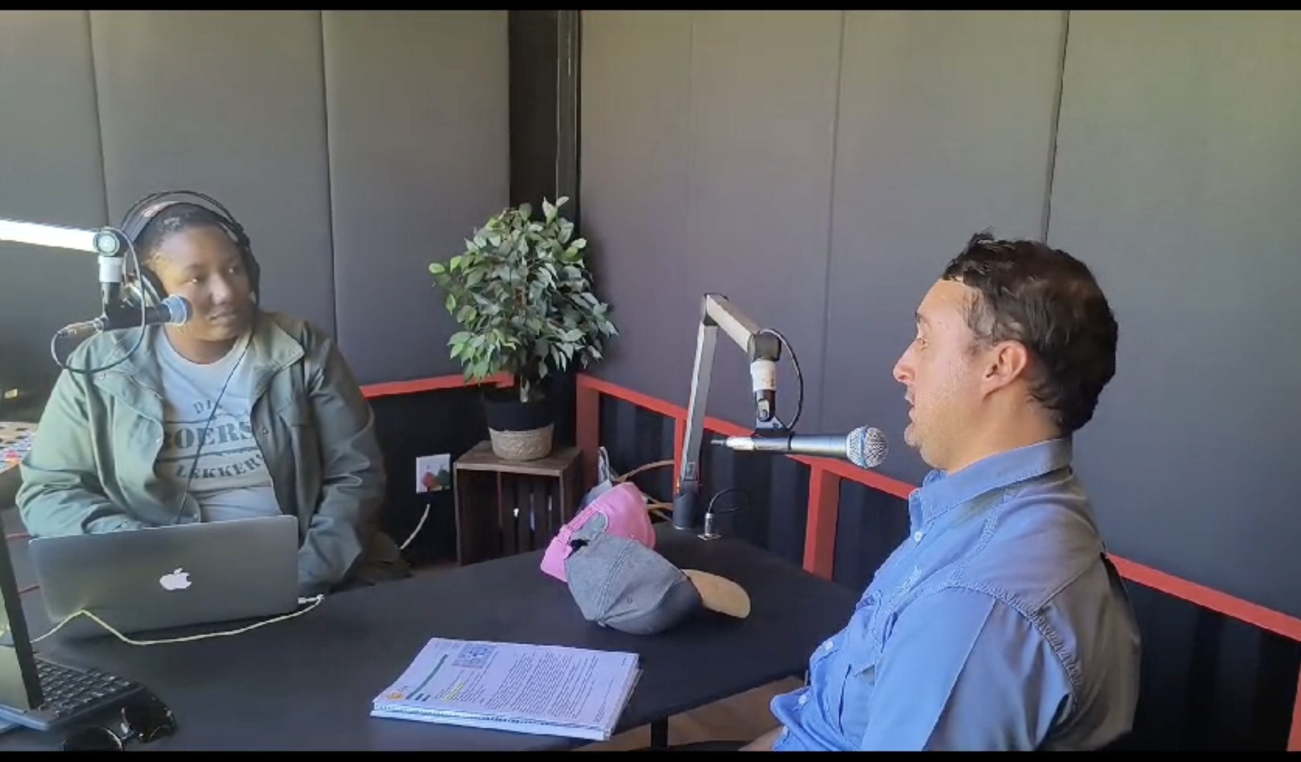 Kinnear Geldenhuys gesels met Pulane van OFM oor die 2024 Nasionale-veiling tydens Nampo